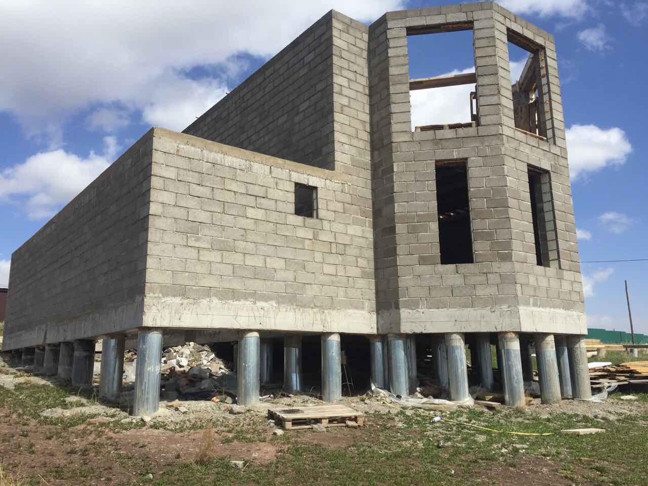 Компания “Сваебой 72” производит строительство фундамента на железобетонных сваях для домов из газобетона “под ключ” в Тюмени